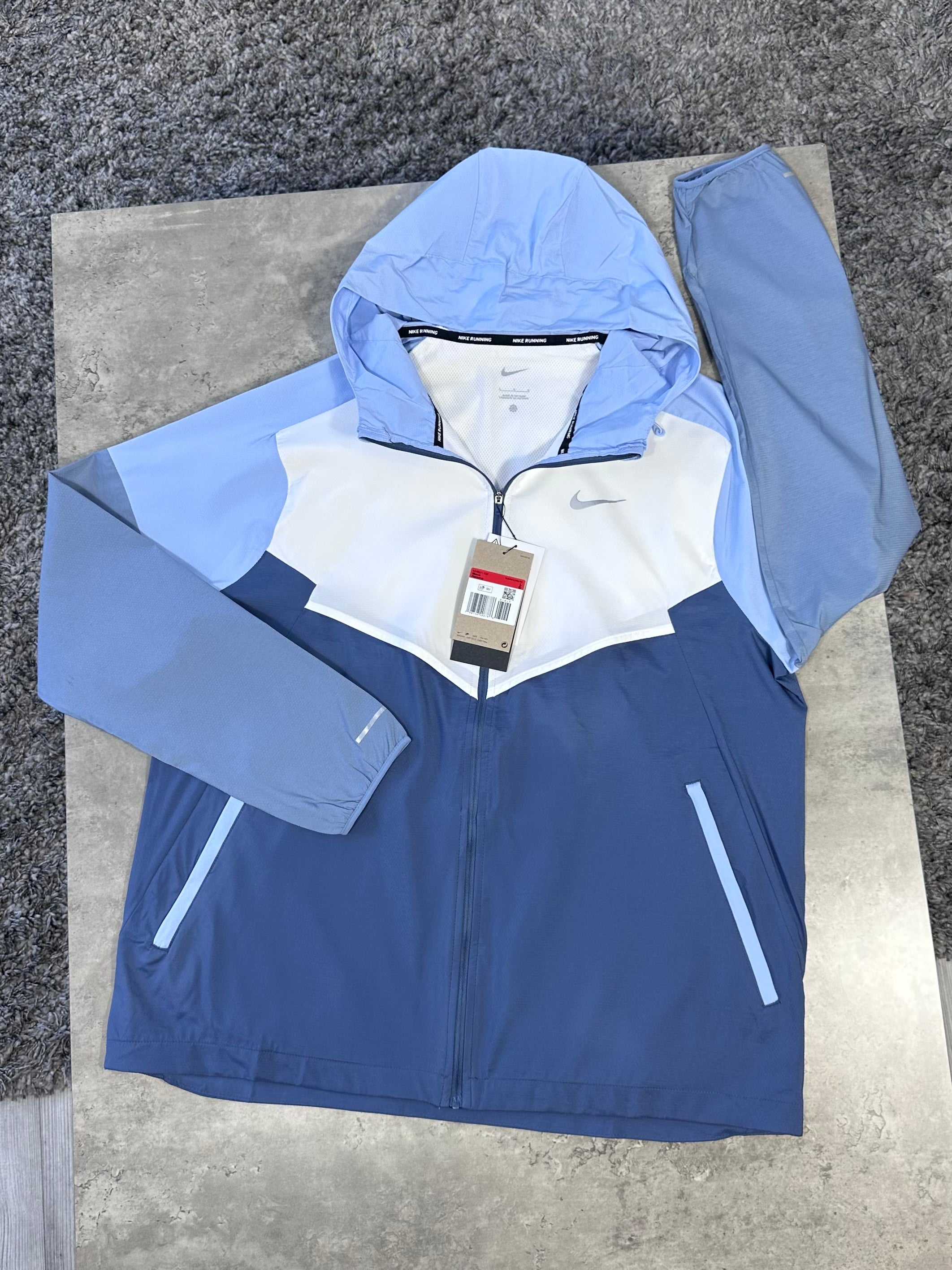 nike windrunner blue and white