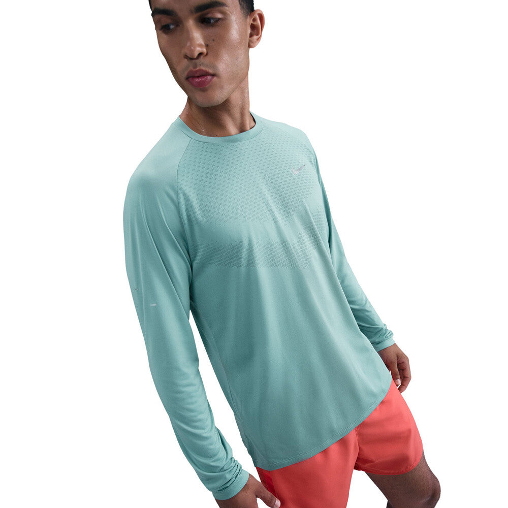 NIKE STRIDE LONG SLEEVE T SHIRT - CANNON