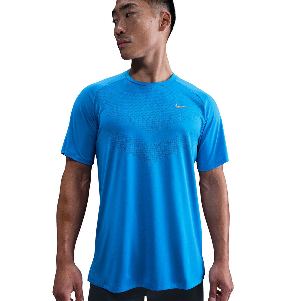 NIKE STRIDE T SHIRT - BLUE HERO